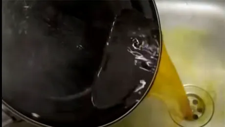 Este ok sau nu, de fapt, să arunci uleiul încins în chiuvetă sau în vasul de toaletă? Care este adevărul