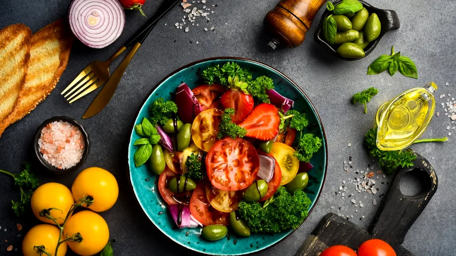 Cum să-ți îngrijești sănătatea vara: 3 alimente esențiale pentru zilele toride