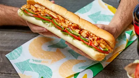Ce conține, de fapt, un sandwich cu pui teriyaki de la Subway România. Este plin de E-uri!