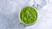 Ce să pui în sosul pesto din supermarket să devină mai cremos. Toate gospodinele au acest ingredient în frigider
