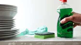 Ce se mai poate face cu detergentul de vase. Trucuri utile pentru curățenia din casă