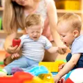 Salariații care își cresc singuri copiii ar putea primi cel puțin trei zile în plus de concediu de odihnă