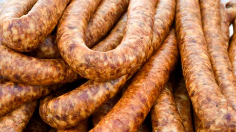 Cârnații din topor din Vâlcea intră în „meniul” produselor românești protejate din UE. Cum se prepară / VIDEO