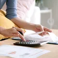Facturile la curent electric vor exploda din iulie 2025, după eliminarea plafonării. Cât vor plăti românii
