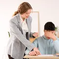Cum ar trebui să reacționeze părinții când copilul ia o notă mică. Greșelile care pot face mai mult rău decât nota / VIDEO