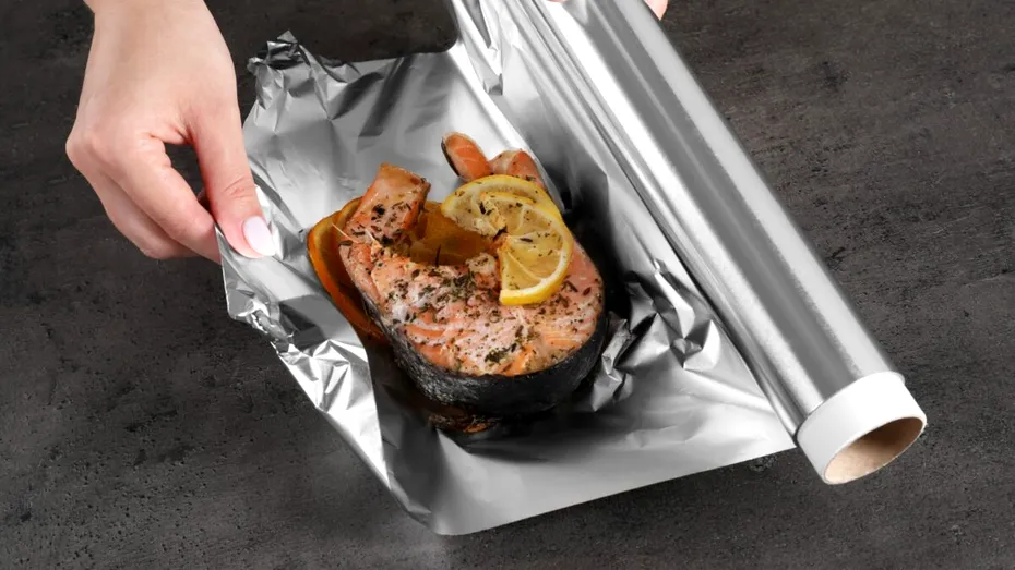 Motive pentru a NU mai folosi folia de aluminiu. Avertismentul medicului Adina Alberts