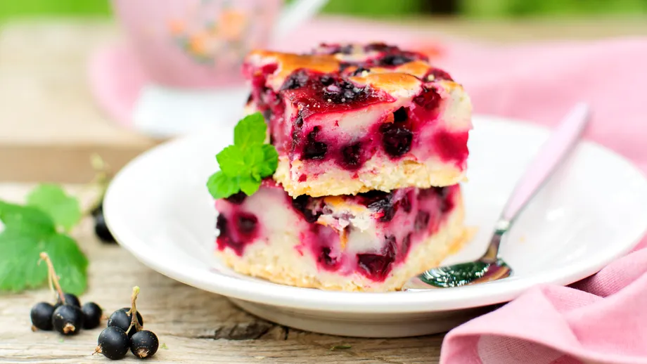 Chec cu coacăze: prăjitura ușor acrișoară care face senzație vara