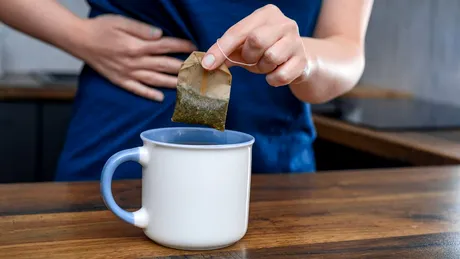 Ceaiuri care pot avea efect laxativ în doar 6-8 ore. Plante care stimulează tranzitul intestinal