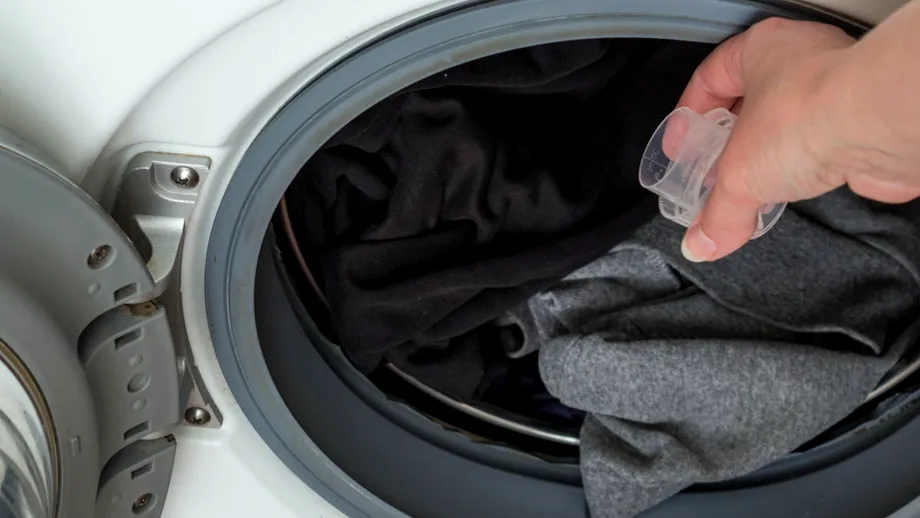 Cum elimini rapid petele de ulei de pe hainele negre fără să distrugi materialul