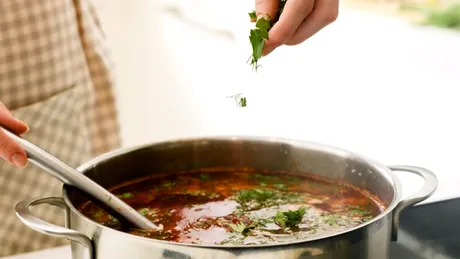 Singurul condiment care nu trebuie pus în ciorba de burtă, sub nicio formă. Îi strică tot gustul!