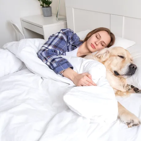 Dormitul cu animalul de companie îți poate îmbunătăți calitatea vieții (STUDIU)