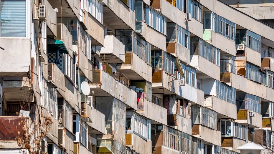 Statul înăsprește regulile pentru asigurarea obligatorie a locuințelor! 7 milioane de români riscă să ia amendă. Cine va face controalele?