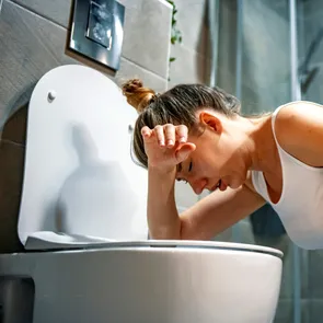 Greața de dimineață – ce ascunde? 30 de cauze, remedii și regim alimentar