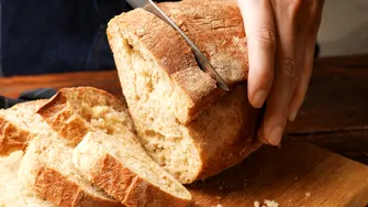 Cine poate consuma pâine albă fără griji? Ce spun specialiștii
