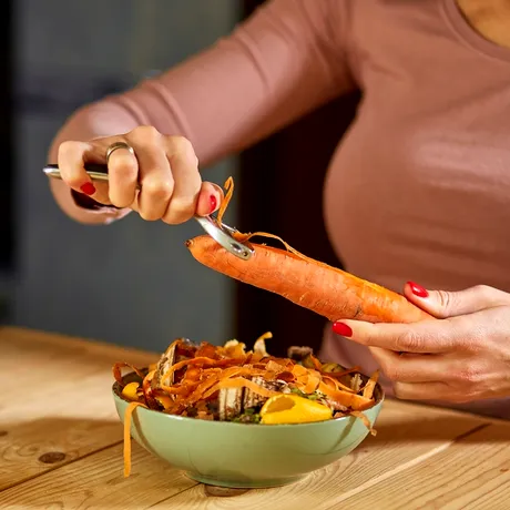 Nu mai arunca cojile de morcovi! Cum pot fi ele folosite pentru casă și sănătate