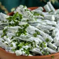 Salată de fasole verde cu iaurt și usturoi. Este perfectă alături de friptură și de cartofi prăjiți