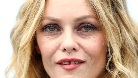Cum arată Vanessa Paradis la 50 de ani