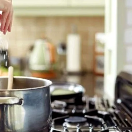 Cum să „repari” ciorba, dacă ai scăpat prea multă sare. Ingredientul „salvator” pe care orice român îl are în casă