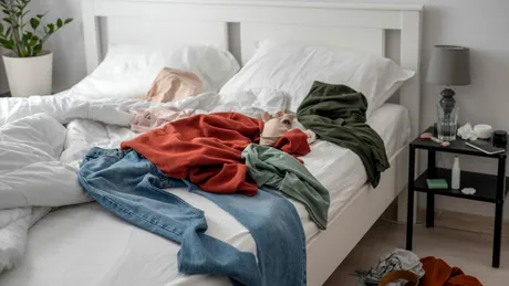 Obiceiul din casă care îți blochează mereu norocul. De asta ești obosit și ai probleme cu banii