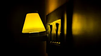 Dormitul cu lumină aprinsă poate afecta inima. Ce au descoperit cercetătorii chiar și la o expunere redusă