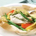 Cum se prepară puiul „en papillote” acasă. Iese fraged și suculent, la fel ca la restaurant!
