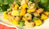 Salată de creveţi cu avocado şi mango