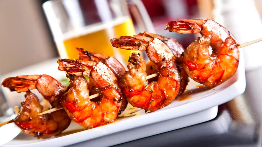 Ce sumă a plătit o turistă pentru o porție de creveți, în Costinești. A crezut că nu vede bine pe nota de plată