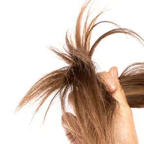 Cum să ai păr luminos și catifelat iarna. „Șamponul sandwich” e secretul hairstyliștilor