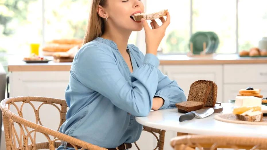 Ce să nu mai pui niciodată la micul dejun peste pâinea prăjită. E o bombă cu ulei și zahăr