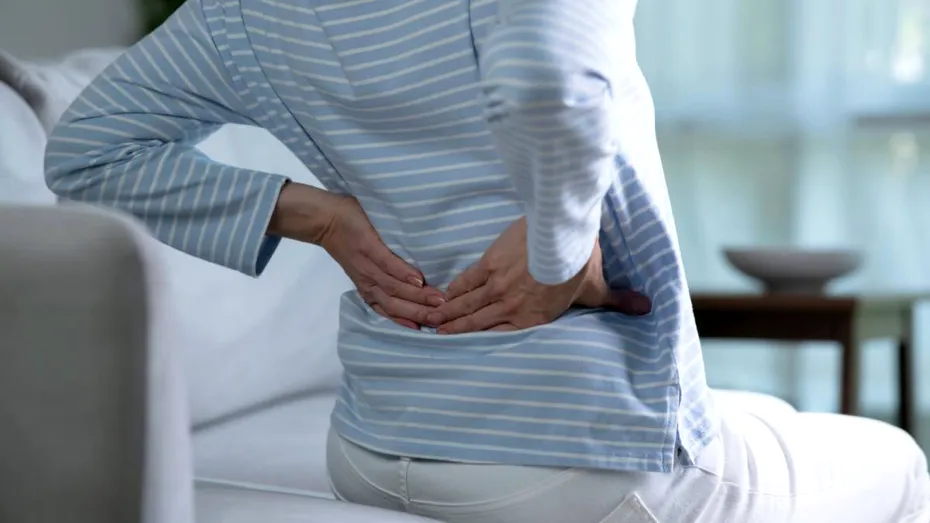 Știai că te poate durea spatele și din cauza danturii? Care este legătura dintre mușcătură și postura corpului