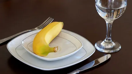 Dieta cu banane și apă caldă, bună pentru digestie și metabolism. Ce alimente sunt interzise