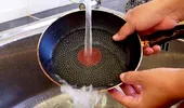 De ce rămân vasele lipicioase chiar și după spălare. Soluția naturală cu care să elimini complet stratul lipicios