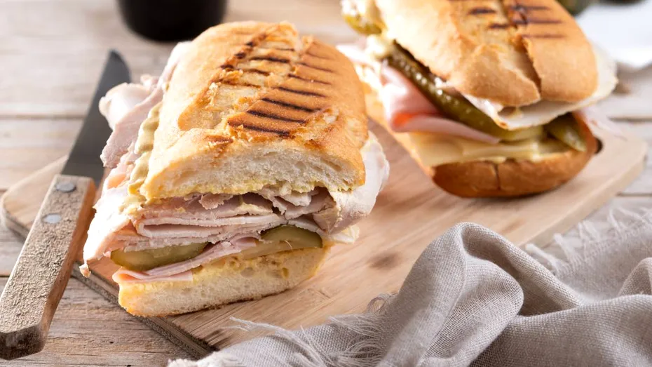 Sandwich cubanez cu Șuncă din Piept de Pui