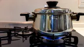 De ce se arde mâncarea pe fundul oalei? 6 greșeli de gătit pe care le faci fără să-ți dai seama