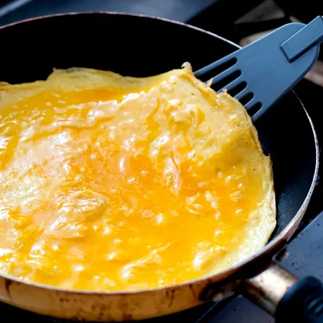 Ți se lipește omleta de tigaie? Trucul simplu al bucătarilor care îți garantează o omletă perfectă