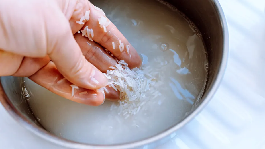 Adevărul despre clătirea orezului în apă rece. La ce ajută și când NU este indicată?