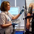 Te confrunți cu durere în piept, palpitații sau leșin? Iată de ce trebuie să mergi la medic