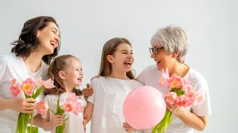 Superstiții de 8 martie. De ce se oferă, de fapt, flori și mărțișoare de Ziua Femeii