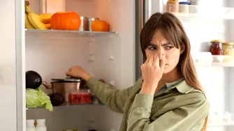 De ce miroase urât frigiderul și cum poți rezolva problema