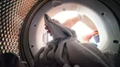 Lucruri pe care să nu le bagi niciodată în mașina de spălat. Riști să strici și hainele, și mașina