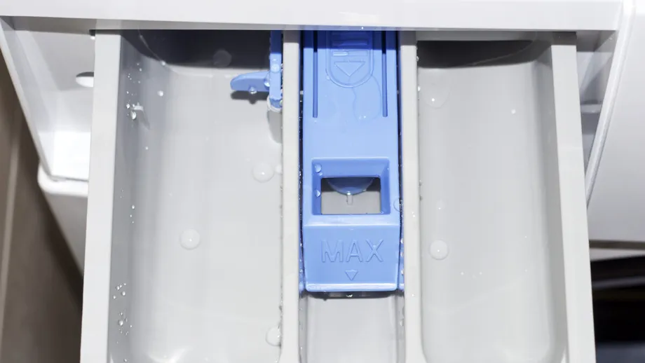 De ce rămâne apă în compartimentul de balsam? Greșelile pe care trebuie să le eviți și cum poți remedia rapid situația