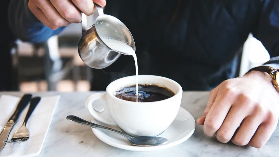 Cafea cu lapte sau fără? Cât de sănătos este, de fapt, acest amestec preferat de mulți români