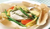 Cum se prepară puiul „en papillote” acasă. Iese fraged și suculent, la fel ca la restaurant!