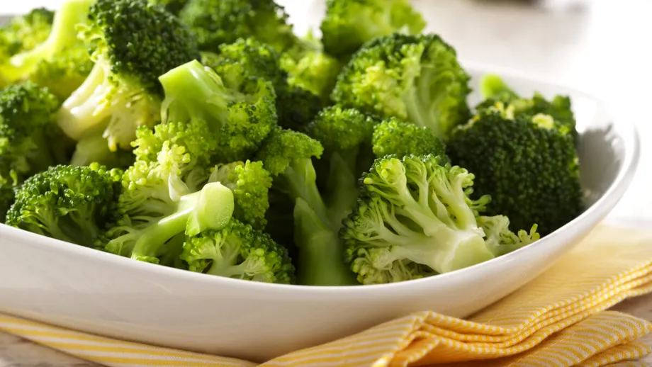 Nu mai fierbe broccoli! Metoda deosebit de simplă care îi oferă mai mult gust