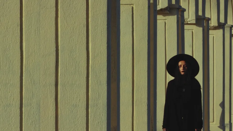 Incursiune în lumea Irinei Gache - artist vizual ce îmbină arta și cuvintele cu psihologia