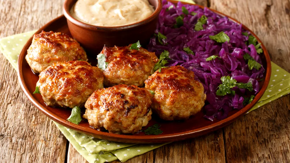 Cum să prepari chiftele din cârnați. Sunt bune de te lingi pe degete!