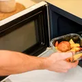 De câte ori poți reîncălzi mâncarea fără să-ți pui sănătatea în pericol? Greșeala pe care o faci cu resturile din frigider