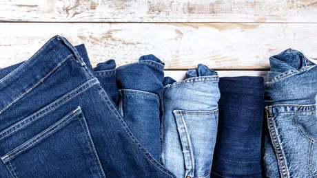 Cum să îți păstrezi blugii ca noi. Metoda simplă care previne decolorarea după spălări repetate