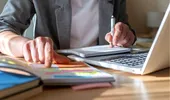 Aproape jumătate dintre elevii români folosesc inteligența artificială. Unul din trei apelează la AI pentru rezolvarea completă a temelor