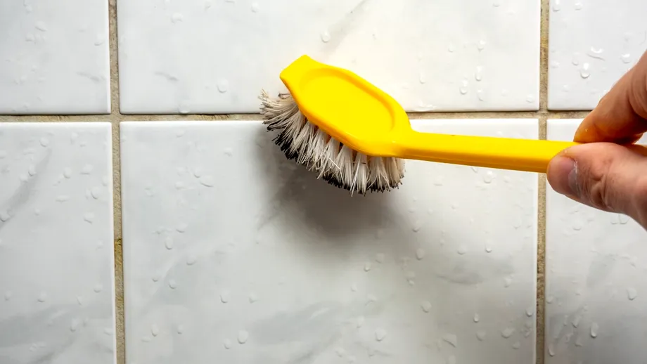 Cum să faci chitul murdar să devină alb strălucitor în doar 5 minute cu 3 ingrediente naturale